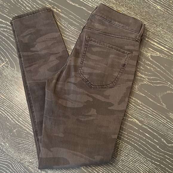 EXPRESS Mid Rise Legging in Black and Camo Print size 0 - Picture 1 of 11
